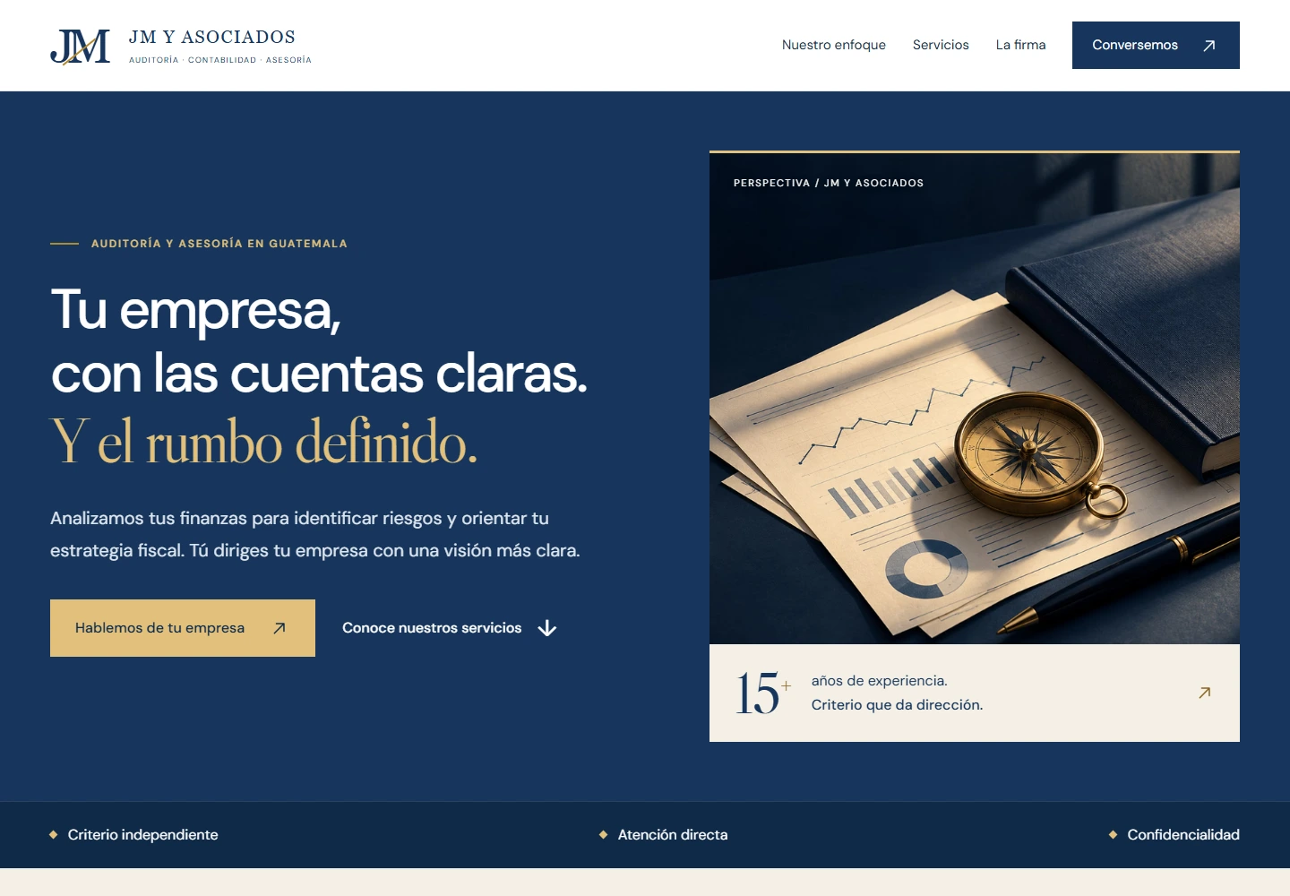 Sitio web de JM y Asociados con diseño azul marino y dorado, presentación de la firma y acceso a sus servicios